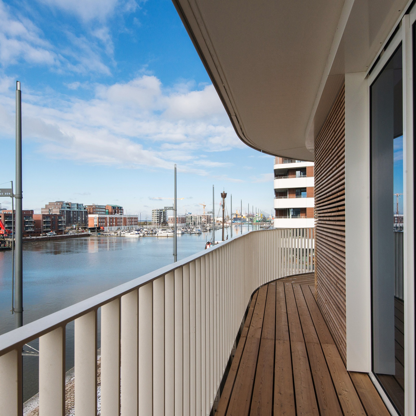 Durchgängiger Balkon mit Blick auf den Neuen Hafen Bremerhaven